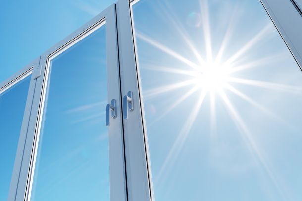 Vores glarmestre videreuddannes i montering af vinduesfilm